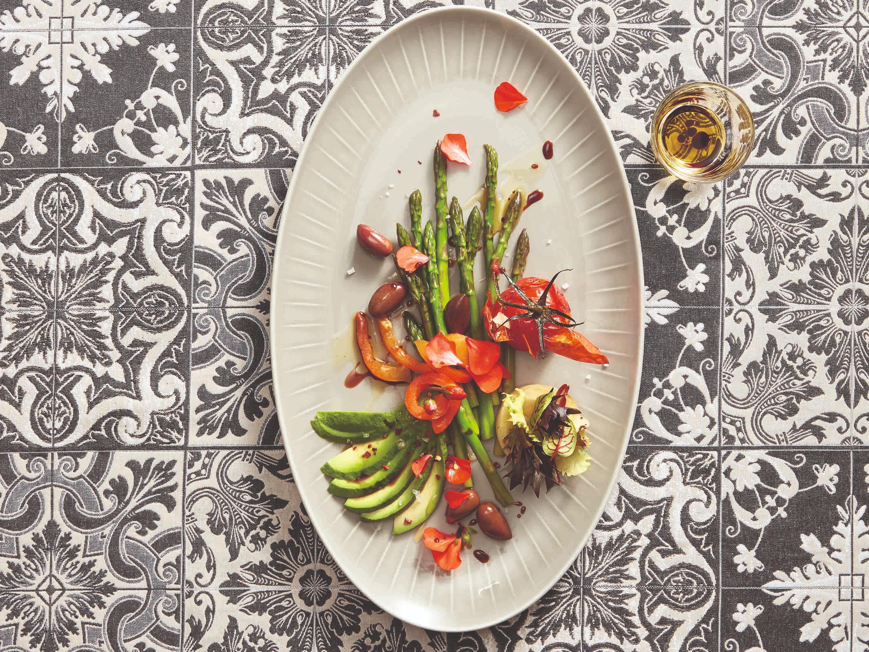 Moevenpick Hotel Istanbul Asia Airport Exterior foto A plate of asparagus and artichoke