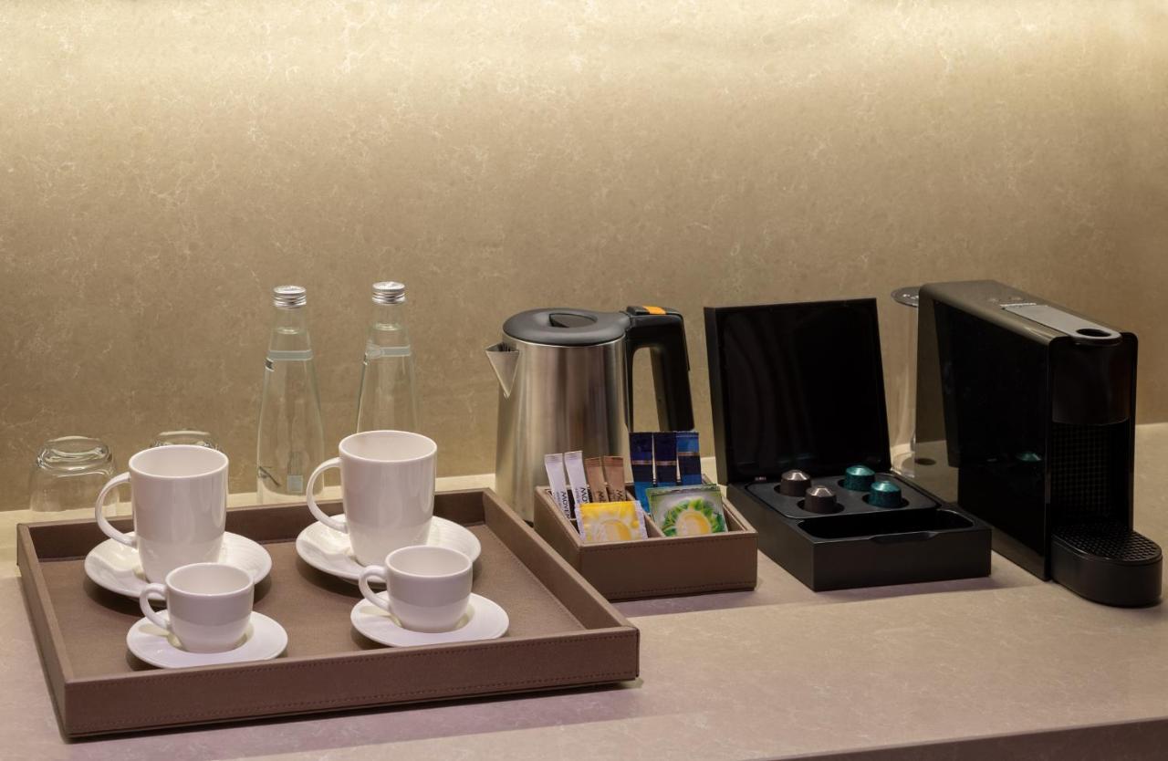 Moevenpick Hotel Istanbul Asia Airport Exterior foto A Nespresso machine in a hotel room