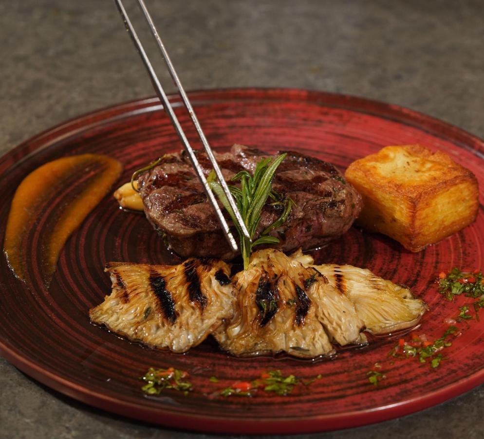 Moevenpick Hotel Istanbul Asia Airport Exterior foto A steak with grilled pineapple