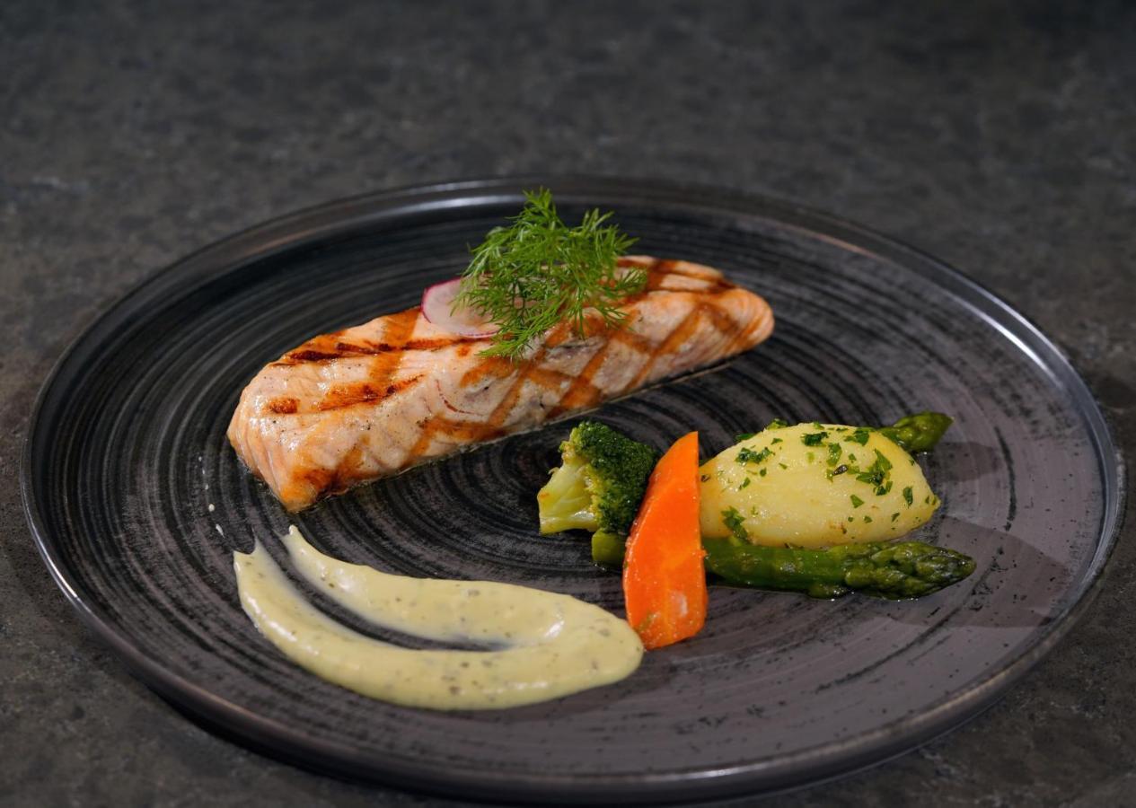 Moevenpick Hotel Istanbul Asia Airport Exterior foto Salmon steak