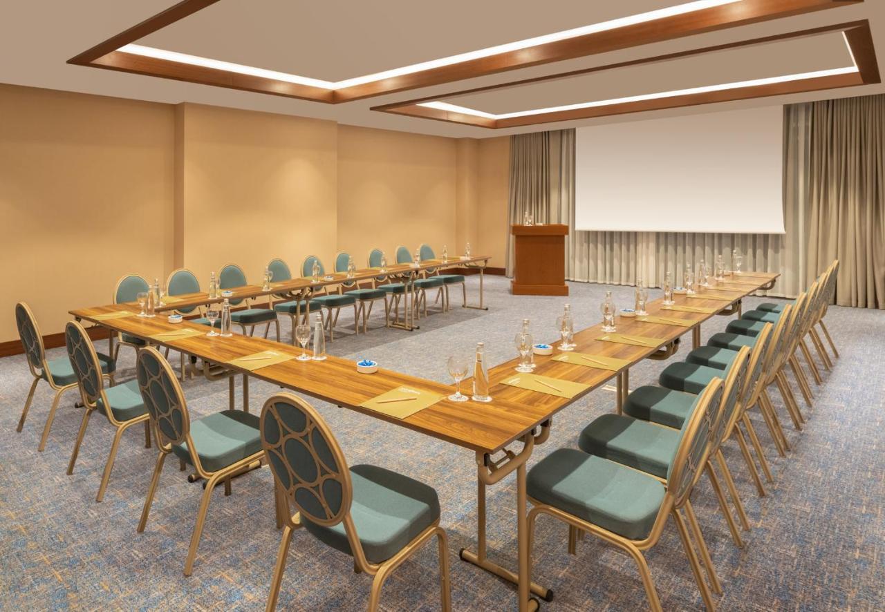 Moevenpick Hotel Istanbul Asia Airport Exterior foto U-shaped table layout