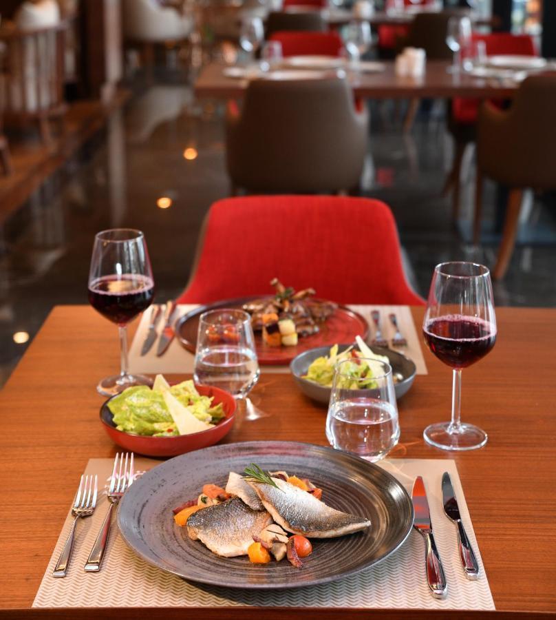 Moevenpick Hotel Istanbul Asia Airport Exterior foto A table set for dinner