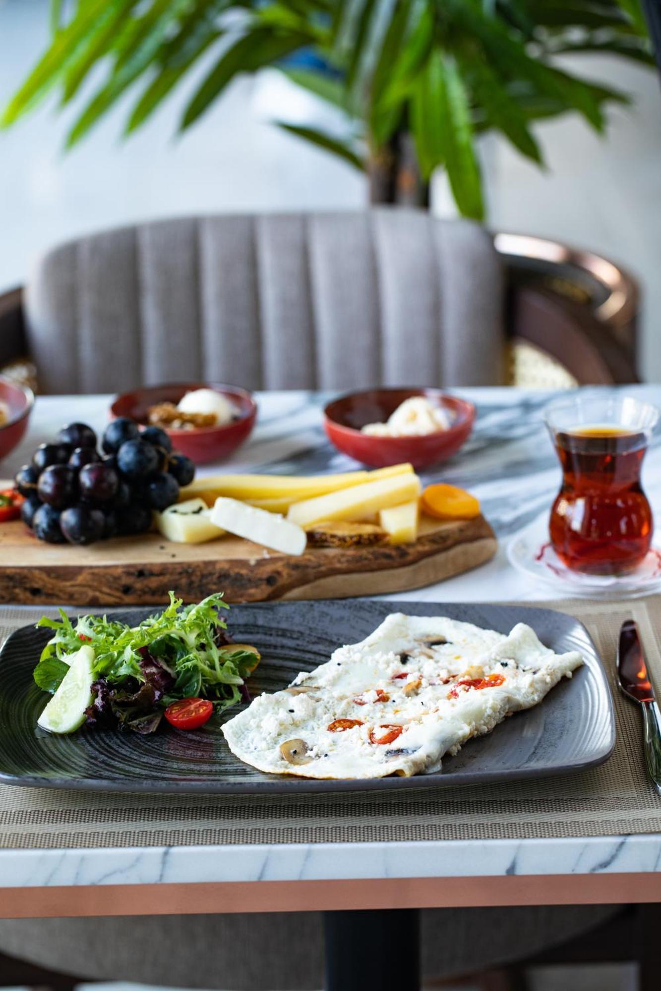 Moevenpick Hotel Istanbul Asia Airport Exterior foto Turkish breakfast